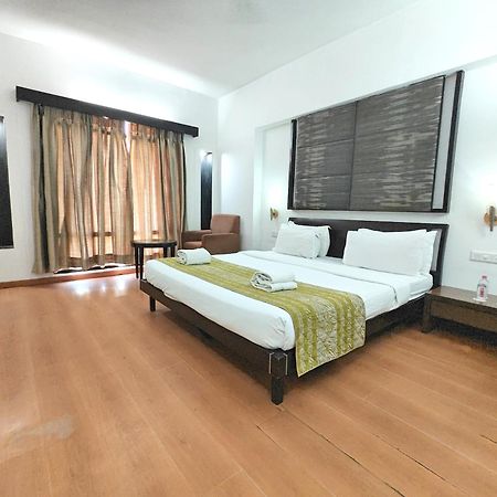 Hotel The Sky Imperial, Gandhinagar Exterior foto