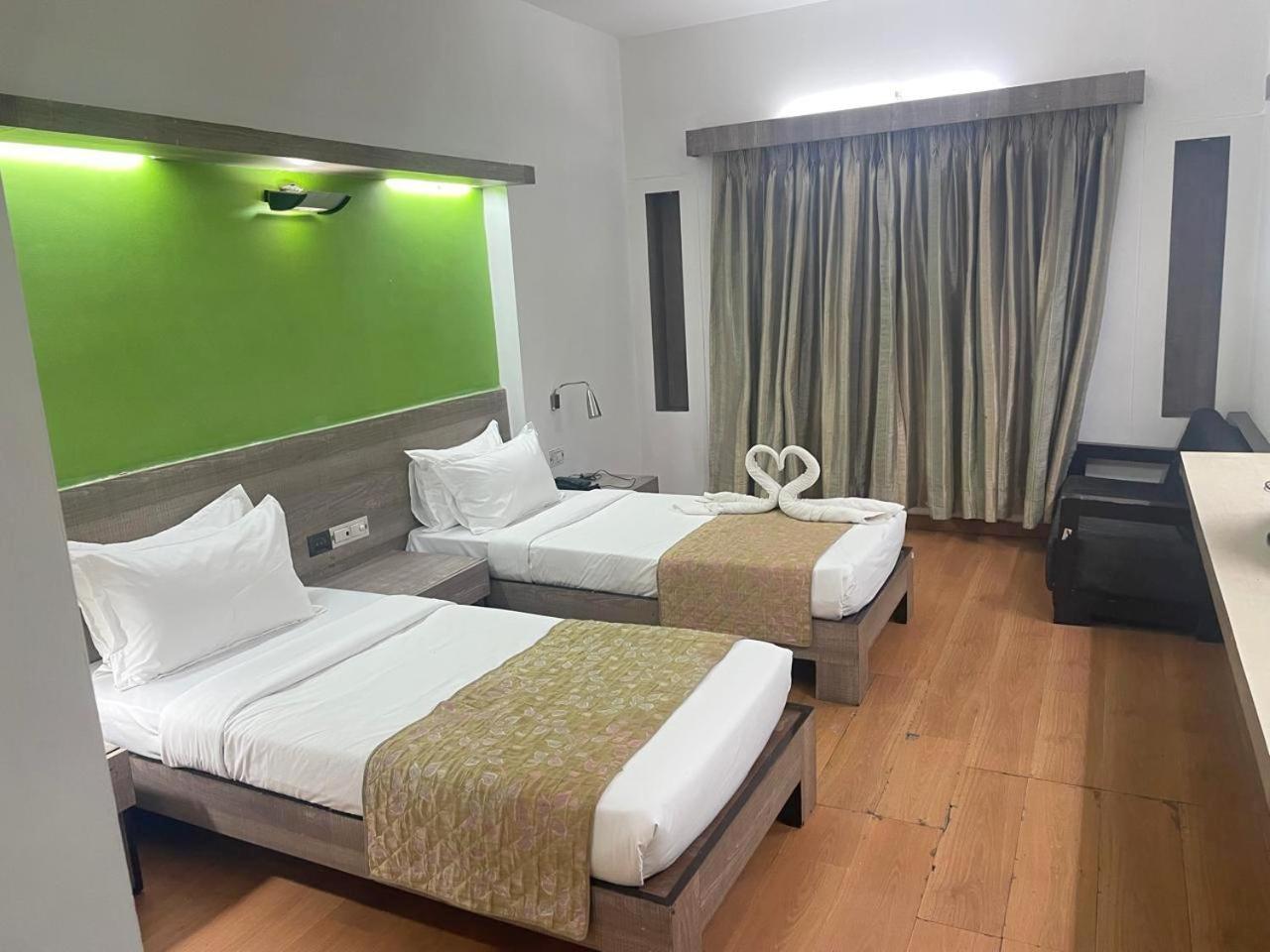 Hotel The Sky Imperial, Gandhinagar Exterior foto