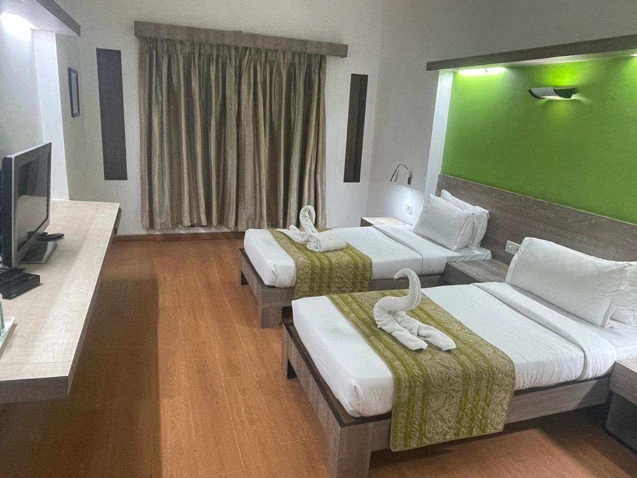 Hotel The Sky Imperial, Gandhinagar Exterior foto