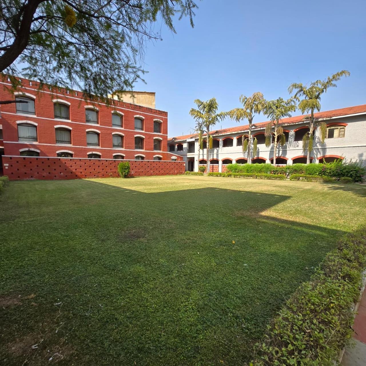 Hotel The Sky Imperial, Gandhinagar Exterior foto
