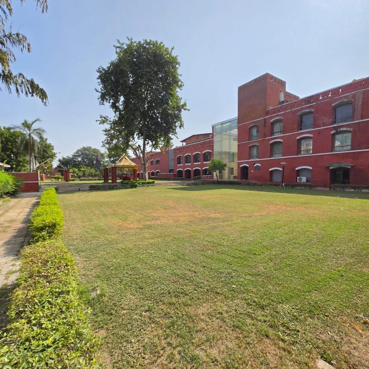 Hotel The Sky Imperial, Gandhinagar Exterior foto