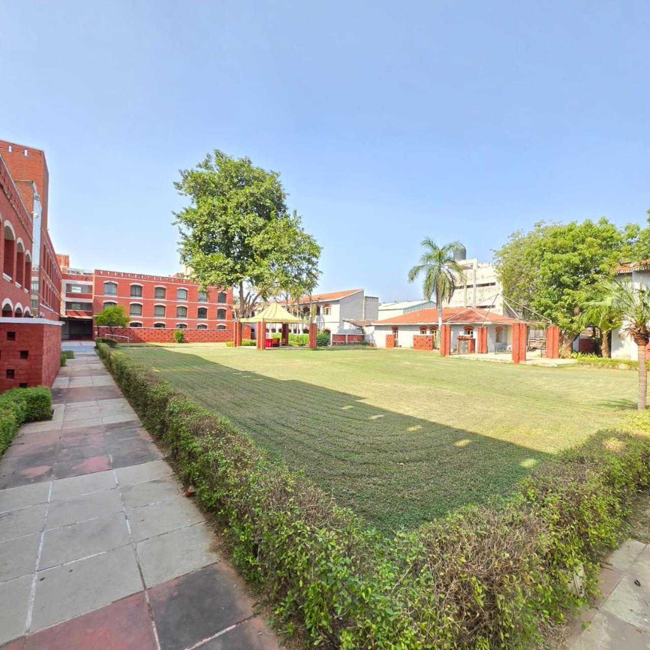 Hotel The Sky Imperial, Gandhinagar Exterior foto