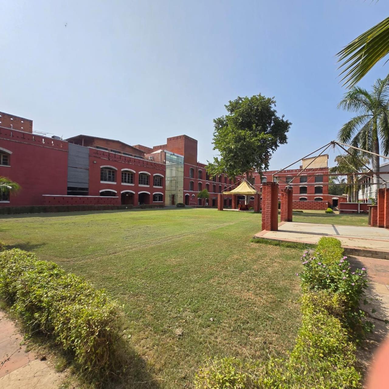 Hotel The Sky Imperial, Gandhinagar Exterior foto