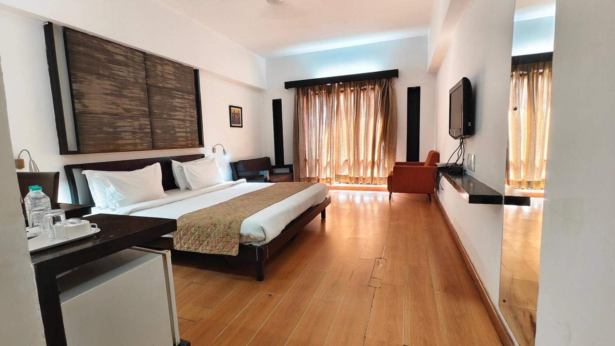 Hotel The Sky Imperial, Gandhinagar Exterior foto