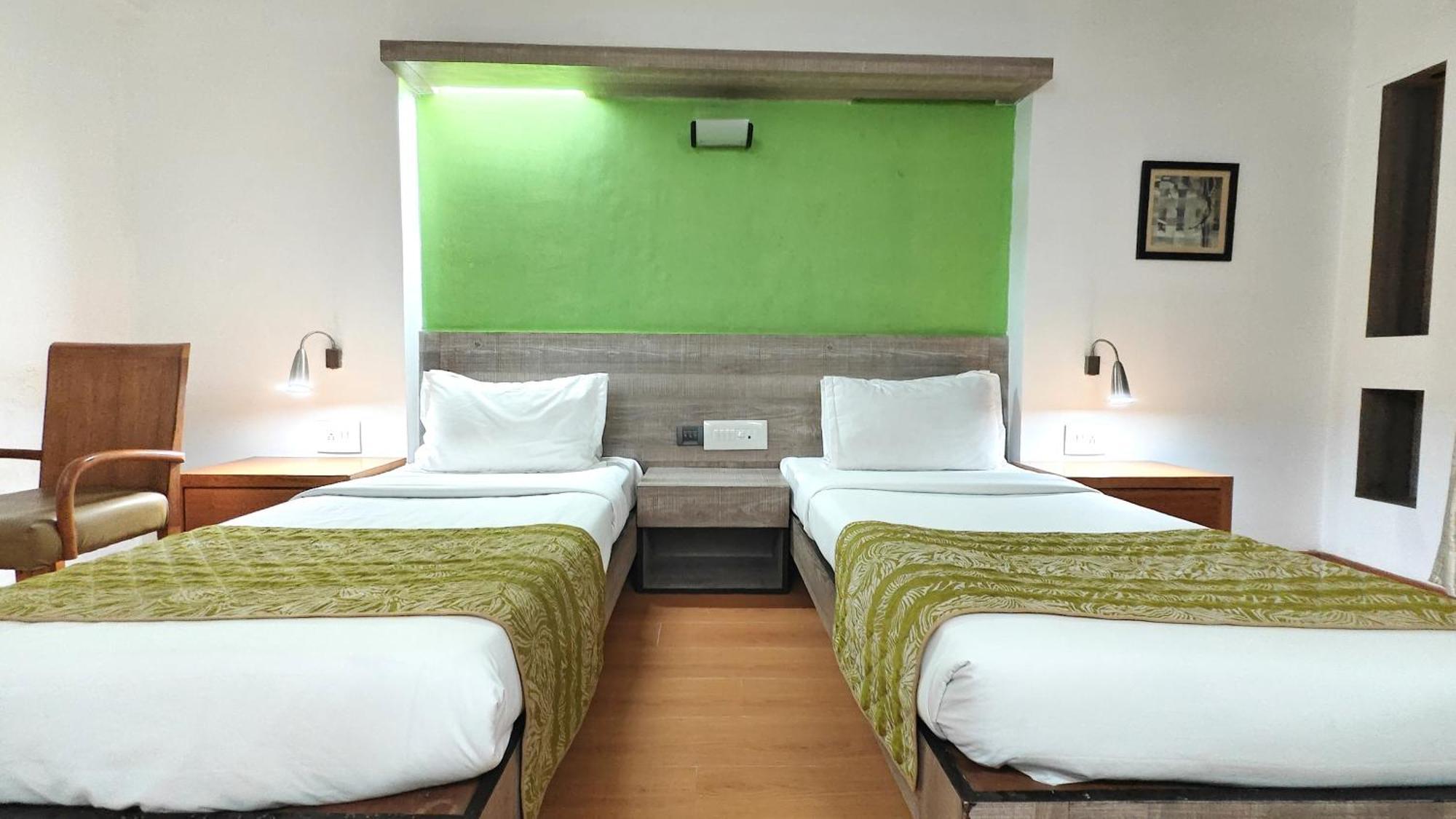Hotel The Sky Imperial, Gandhinagar Exterior foto