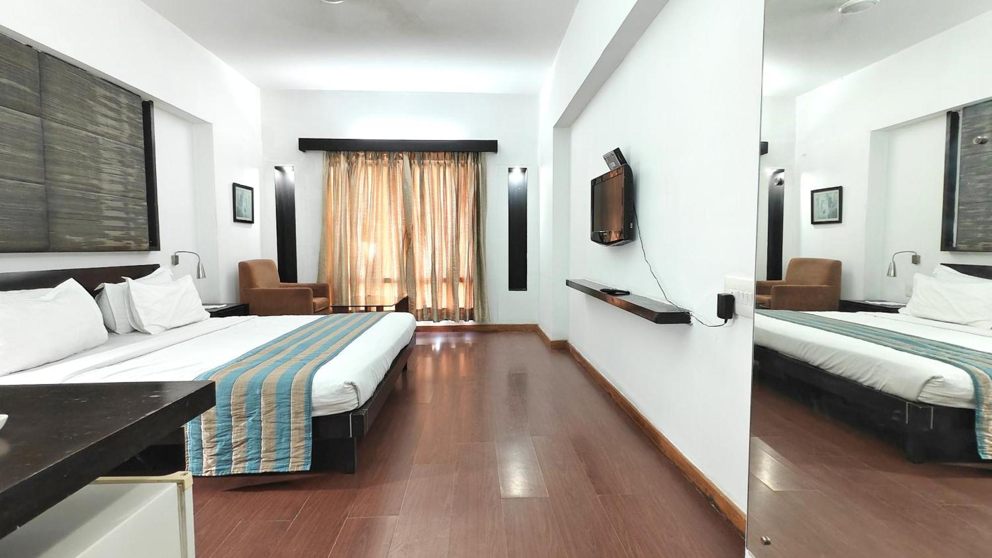 Hotel The Sky Imperial, Gandhinagar Exterior foto