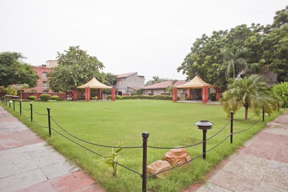 Hotel The Sky Imperial, Gandhinagar Exterior foto