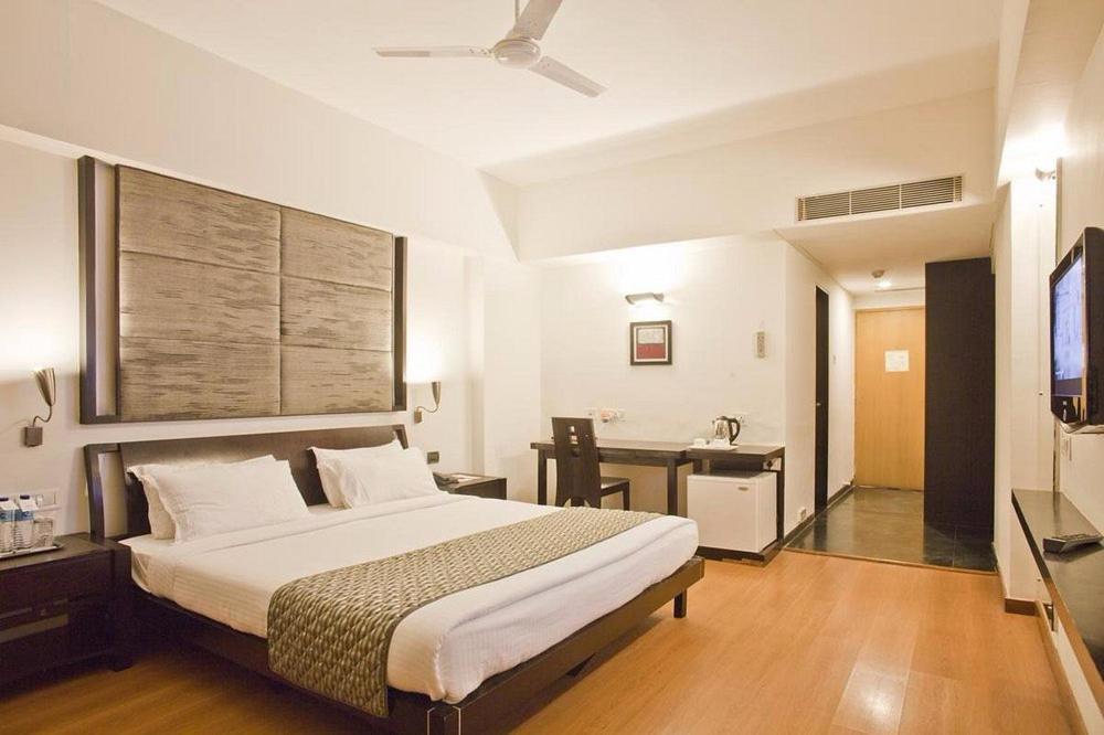 Hotel The Sky Imperial, Gandhinagar Exterior foto